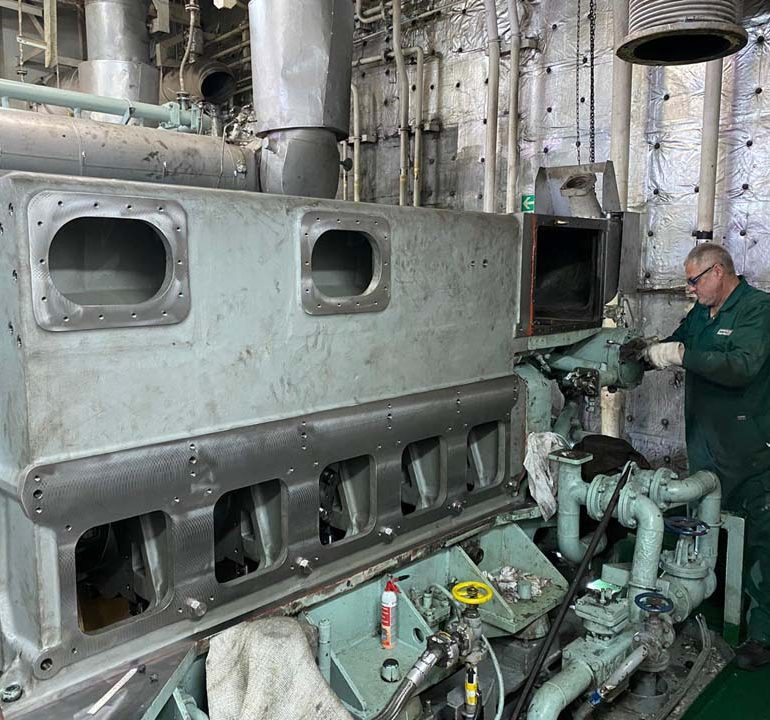 Wir haben für die Reederei Oskar Wehr KG (GmbH & Co.) auf der "Thomas Selmer" nach einem Motorschaden, den kompletten Motorblock ausgetauscht.